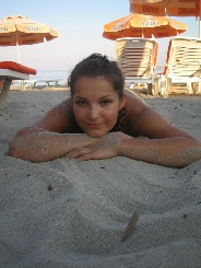 Girl liegt am Strand